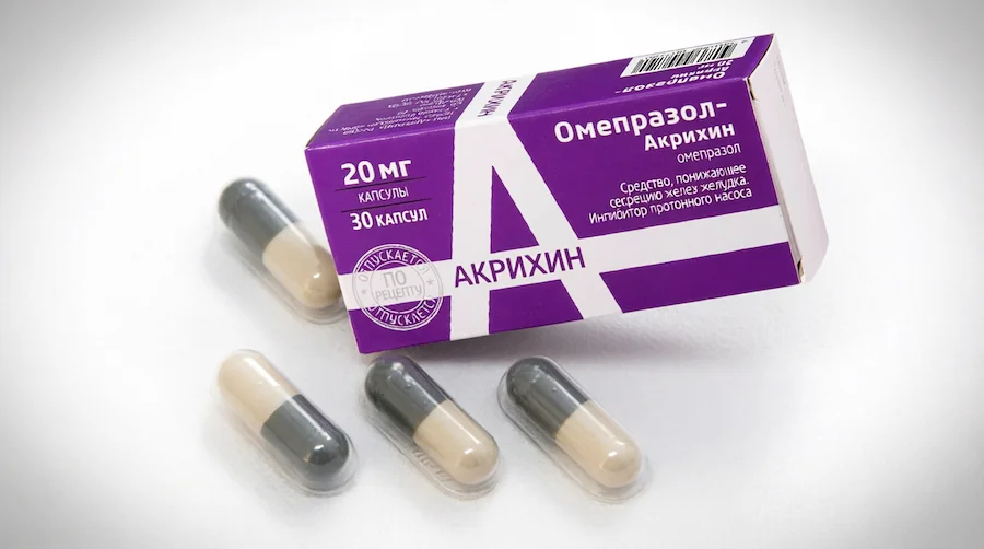 Фиолетовая упаковка Омепразол-Акрихин (20 мг, 30 капсул) и капсулы — одна капсула убирает изжогу до 4 дней