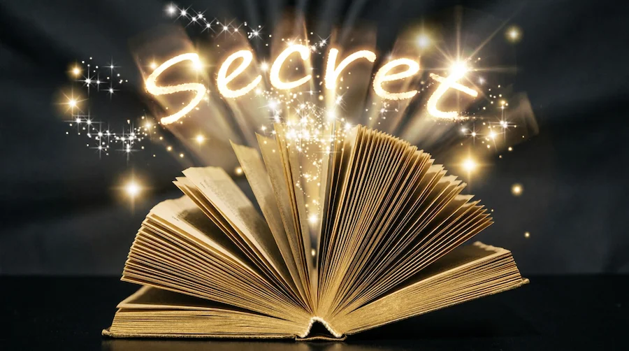 Открытая книга с золотым свечением и надписью «secret» символизирует Закон Притяжения и силу мыслей из фильма «Секрет» — ключ к переключению навязчивых мыслей о болезни и запуску самоисцеления